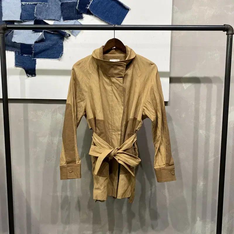 (85) 구호 KUHO 여성 캐주얼 카멜 벨티드 하프 트렌치코트