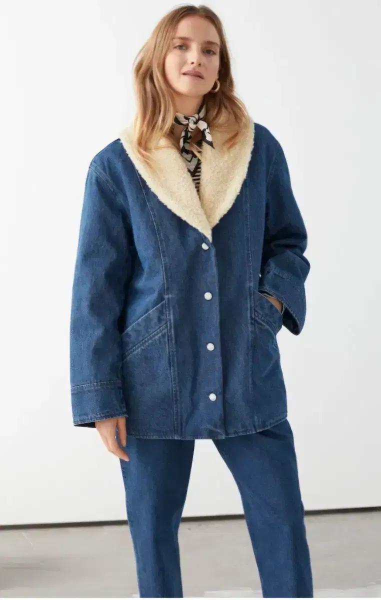 앤아더스토리즈 데님 뽀글이 칼라 자켓