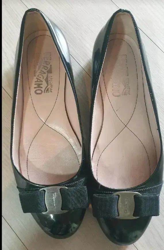 페라가모 바라 펌프스 블랙