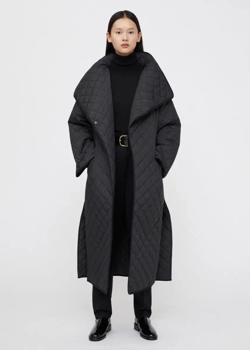 토템(TOTEM) 시그니처 퀼티드 코트 블랙
