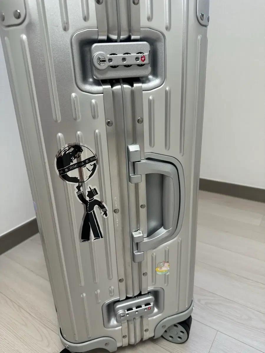 리모와 오리지날 체크 인 미듐 실버