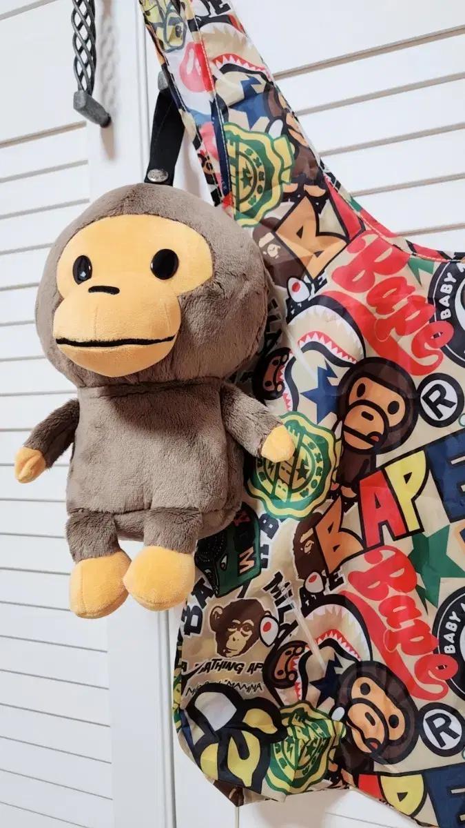 베이프 베이비 마일로 플러시 돌 에코백