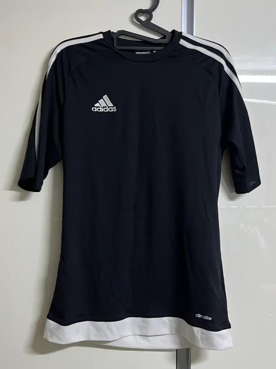 아디다스 검흰 3선 반팔티