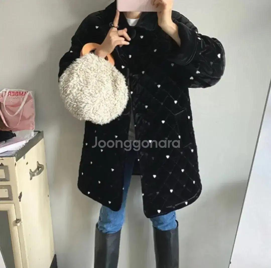 로즈베이 하트 퀼팅 벨벳 롱 코트 블랙