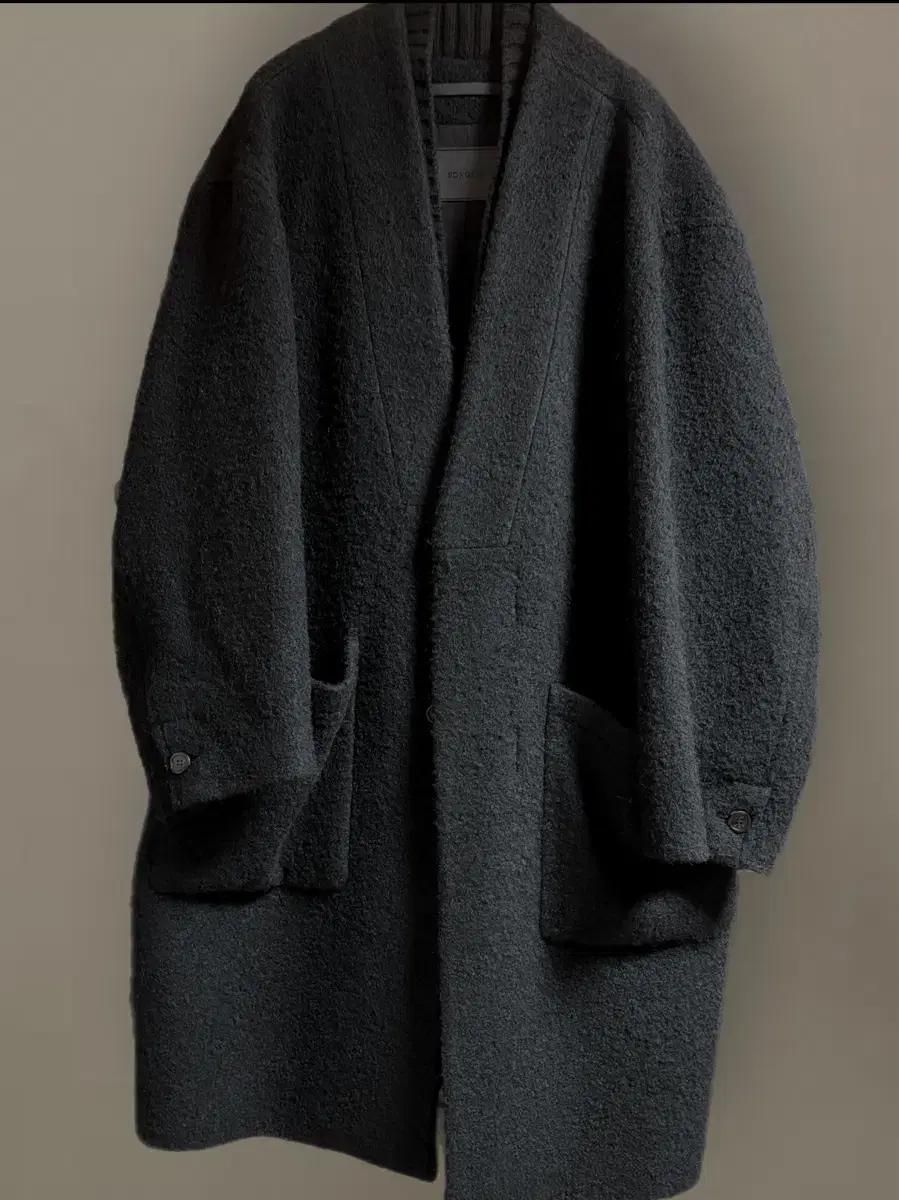 송지오 딥컷 카라리스 바시티 코트