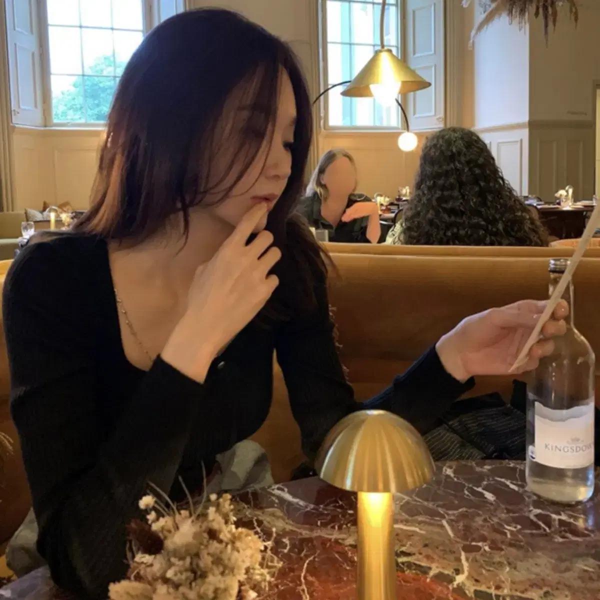 강민경 아비에무아 니트 아이보리 (캐시미어 웨이브 체인 립 드 니티드 탑