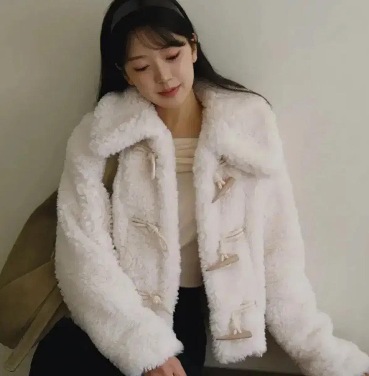 비뮤즈맨션 토글 퍼 자켓 무스탕 아이보리