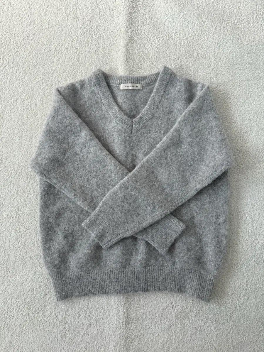 낫띵리튼 브이넥 니트