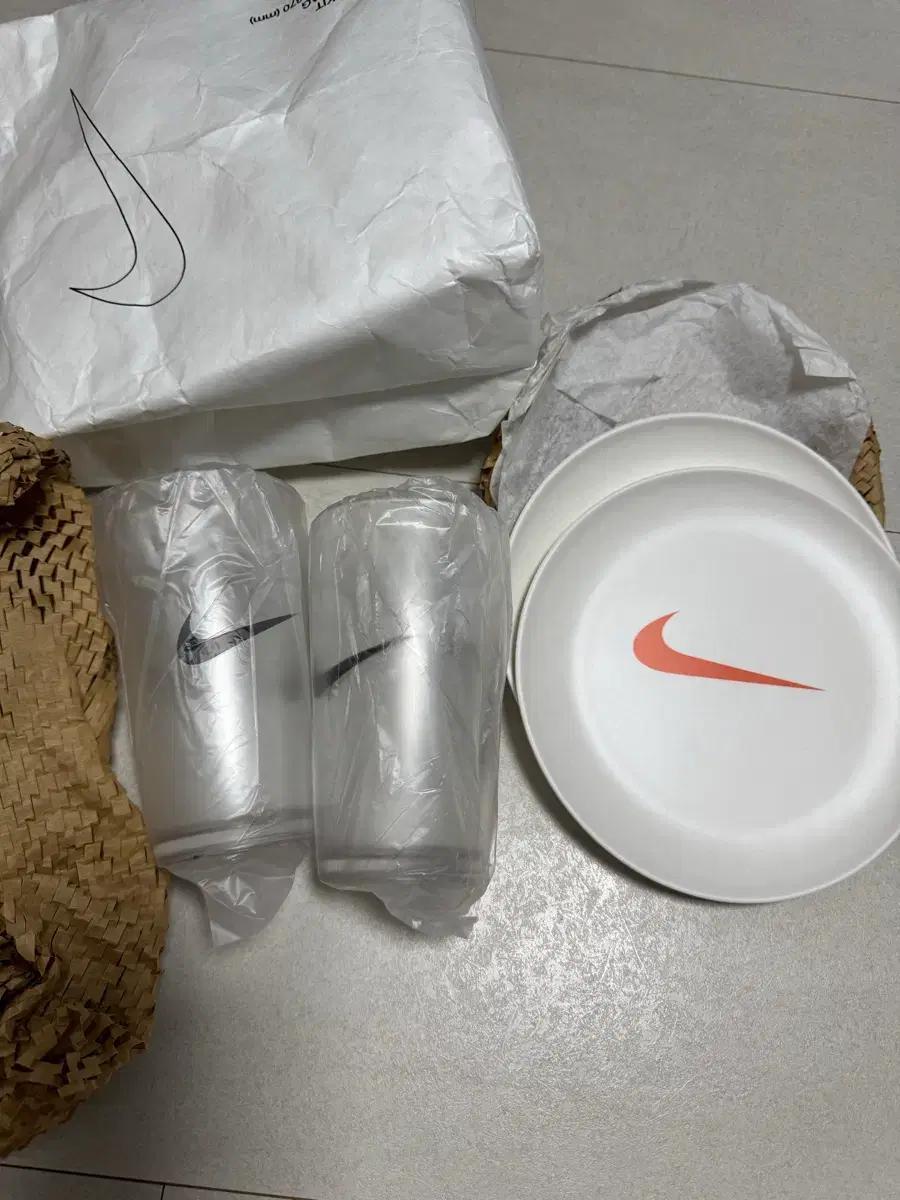 나이키 접시 2개, 나이키 컵 2개 세트 (나이키 멤버스데이)