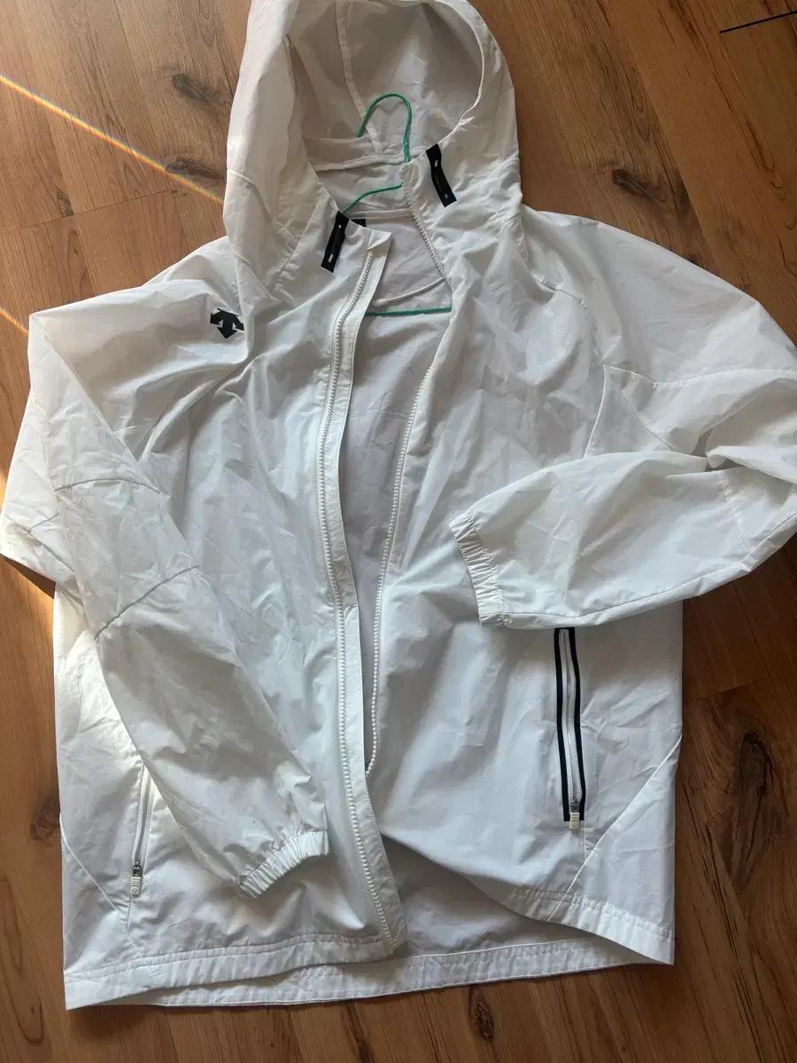 데상트 흰색 바람막이