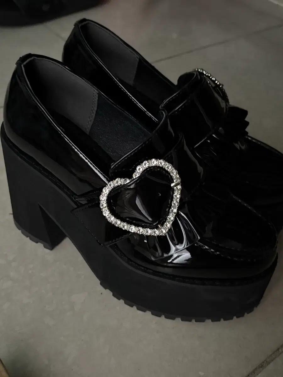 디어마이러브 구두 통굽 양산형지뢰계 하트버클 225 9센치