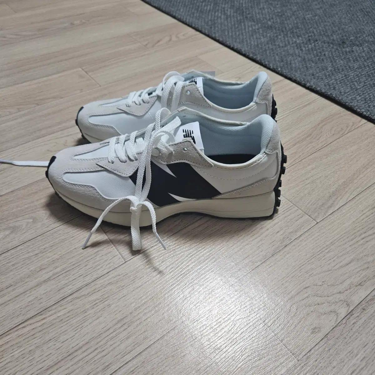 뉴발란스 327 씨솔트 로우탑 스니커즈 블랙 화이트 흰검 MS327FE