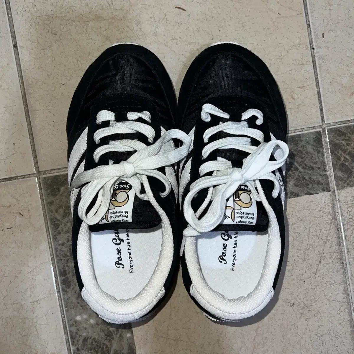 포즈간츠 블랙 스니커즈