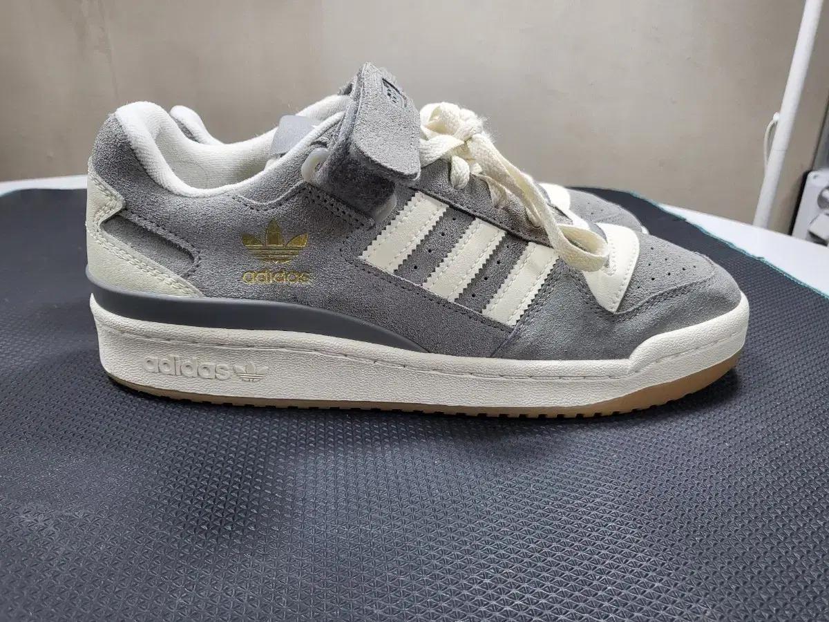 아디다스 포럼 로우 그레이 스웨이드 260~265(택265)