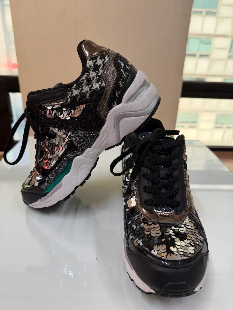 슈콤마보니 송혜교 스팽글 여성 스니커즈 240 겨울용
