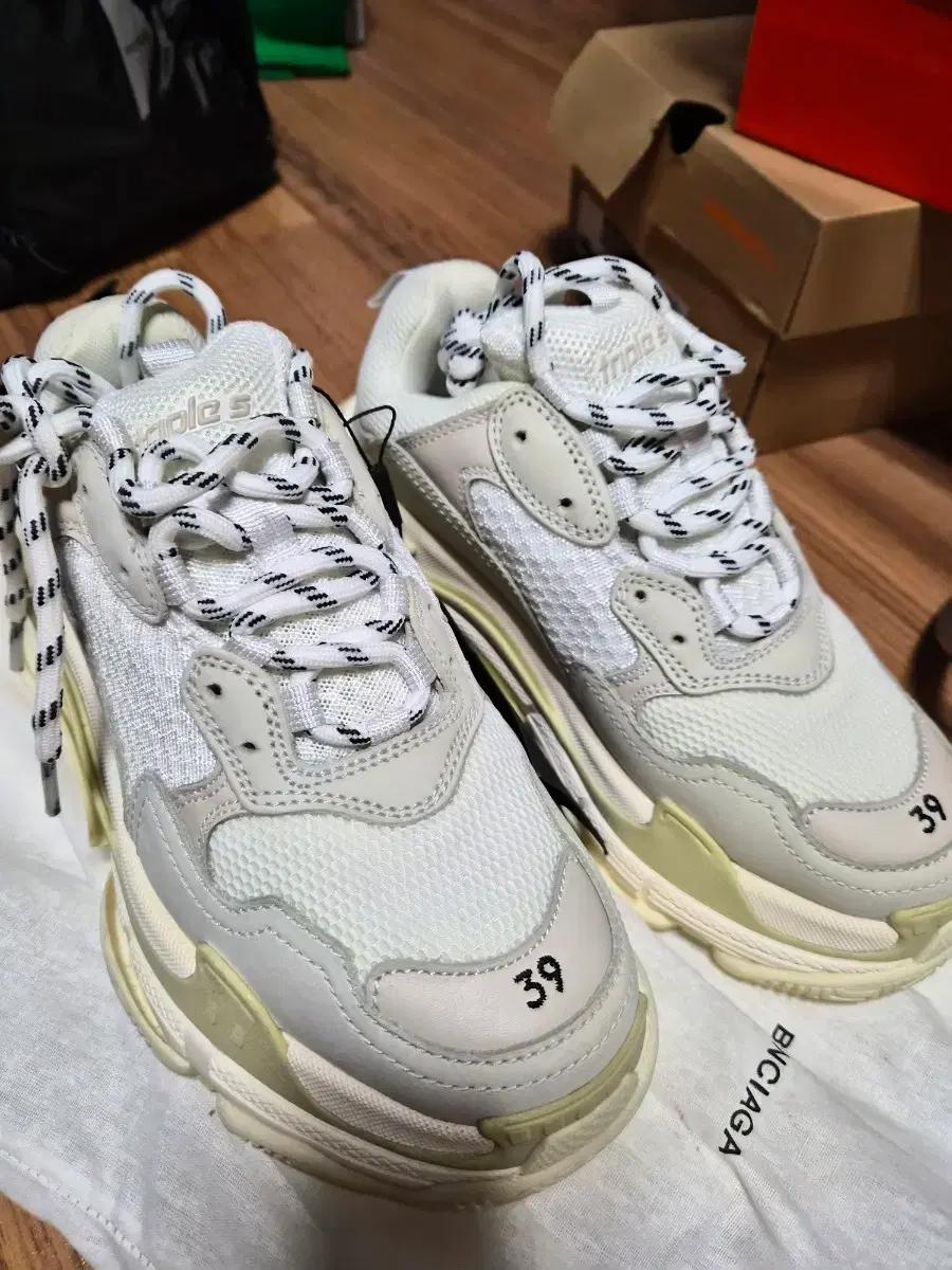 발렌시아가 트리플S 스니커즈 39사이즈