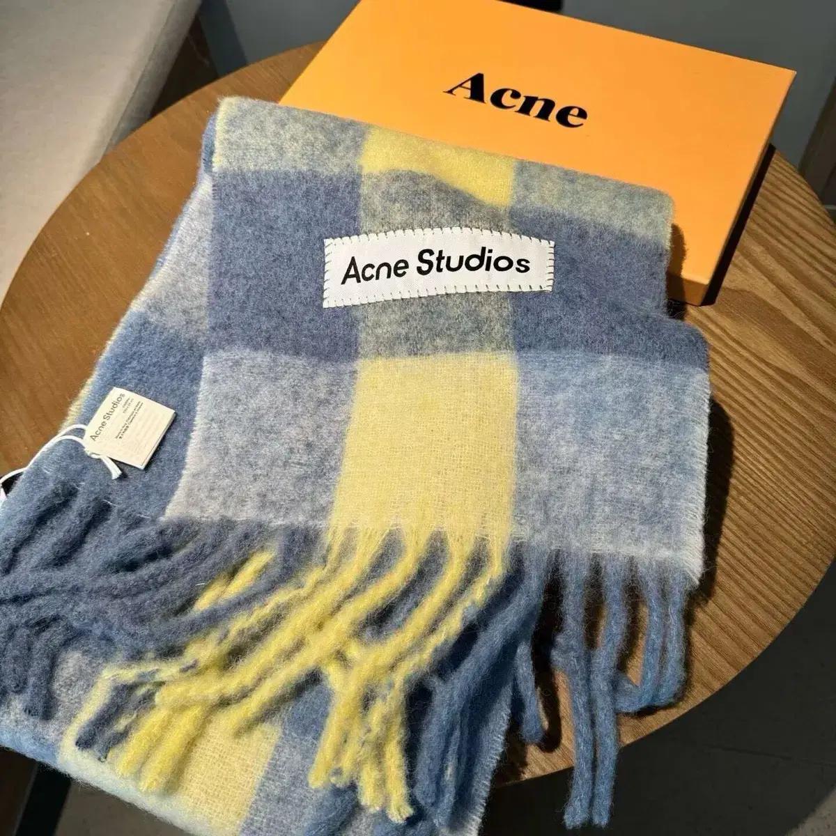 Acne Studios 모헤어 체크 스카프
