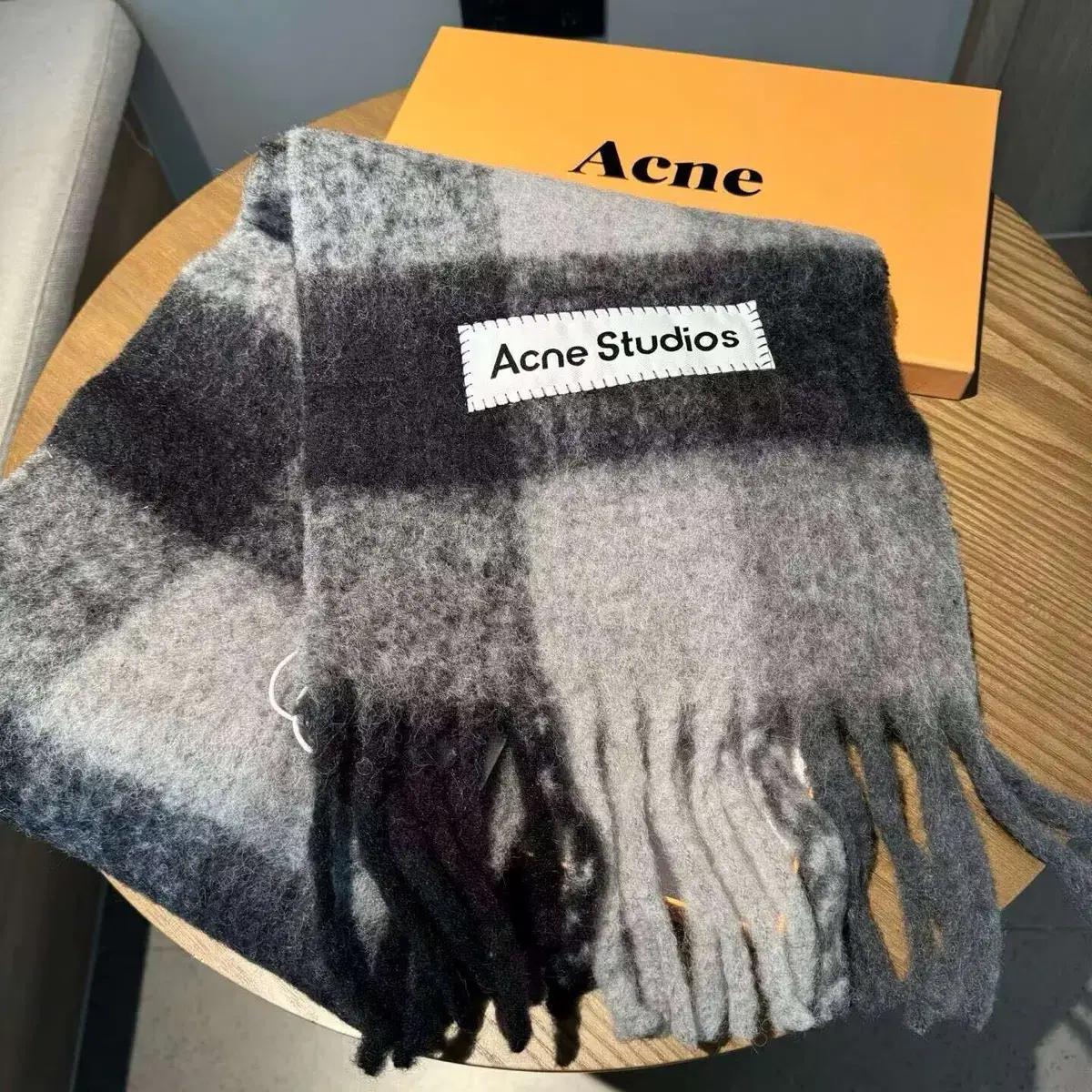 Acne Studios 모헤어 체크 스카프