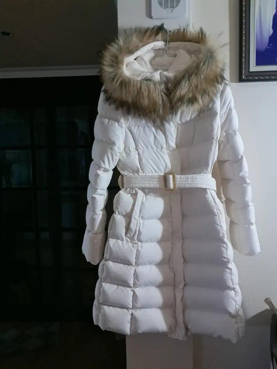화이트 퍼 후드 롱 패딩 코트