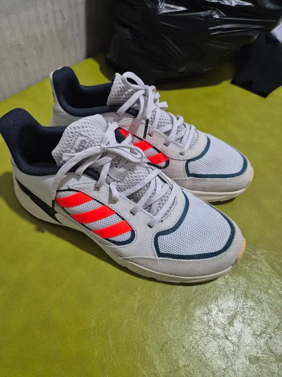 아디다스 러닝화 260