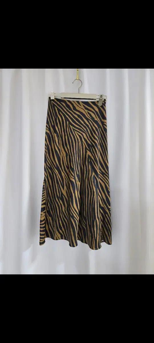 앤아더스토리즈 새틴 롱 스커트