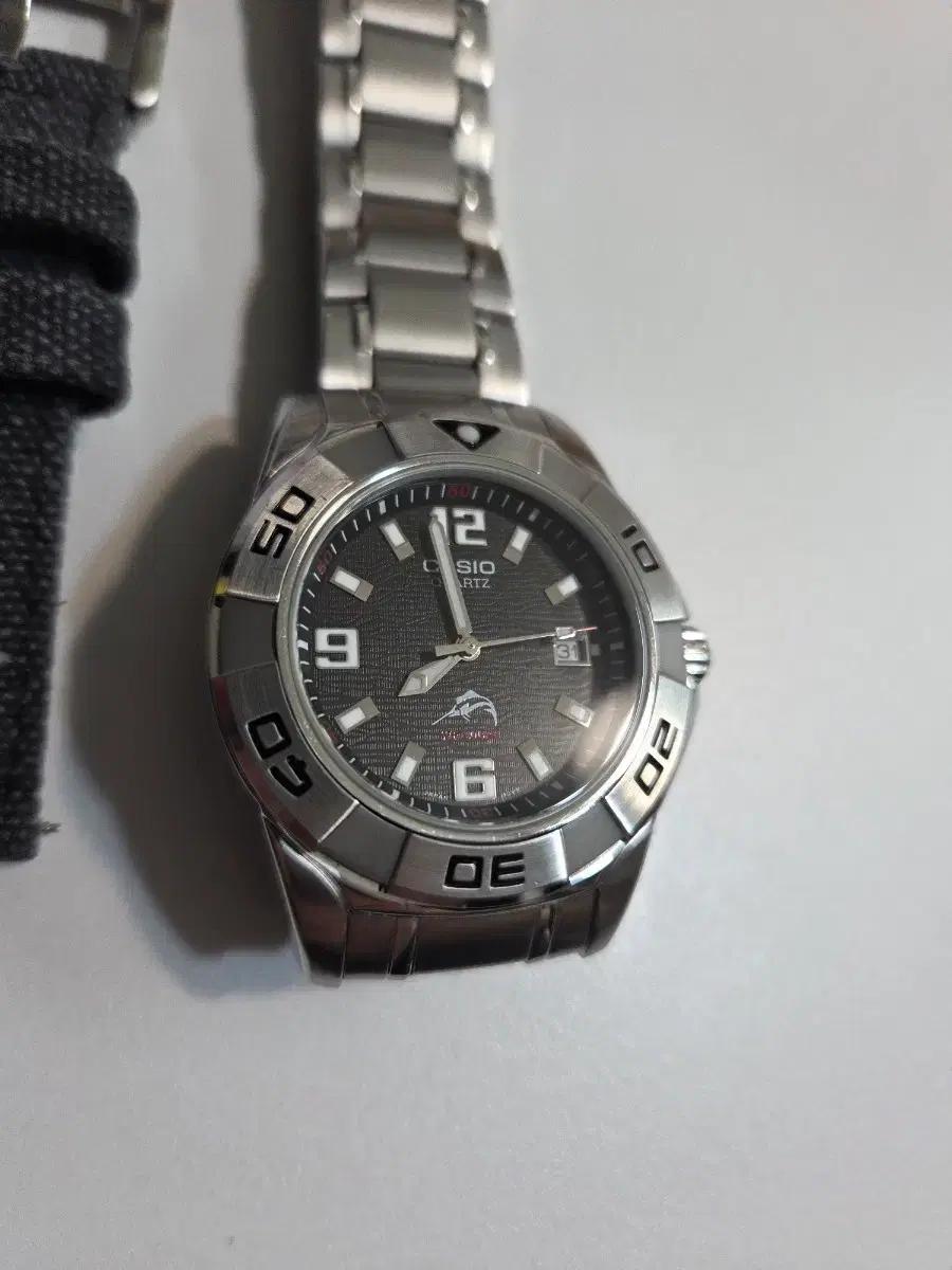 카시오 다이버 시계 희귀 은새치 팝니다. MDV100