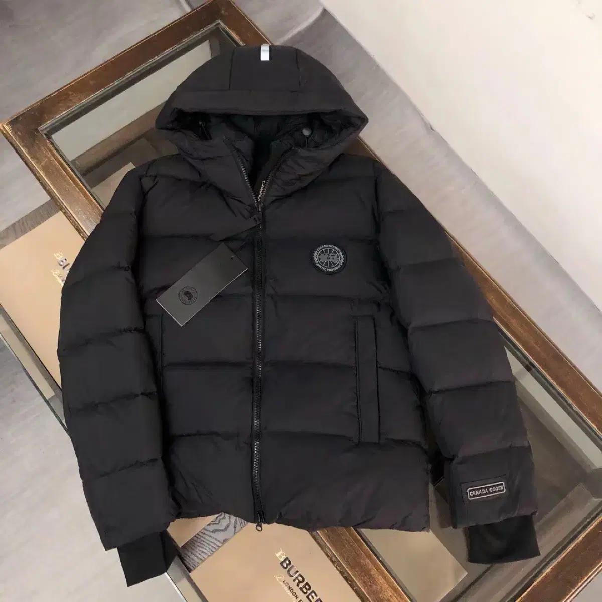 캐나다구스 블랙 패딩 점퍼