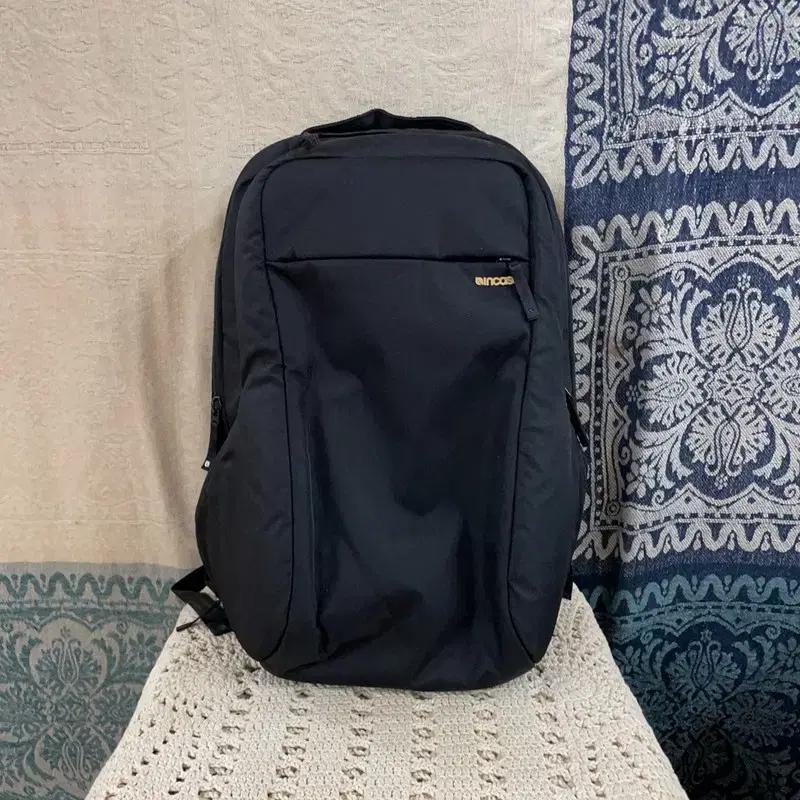 [F] 인케이스 캐주얼 로고 양털 기모 백팩 가방