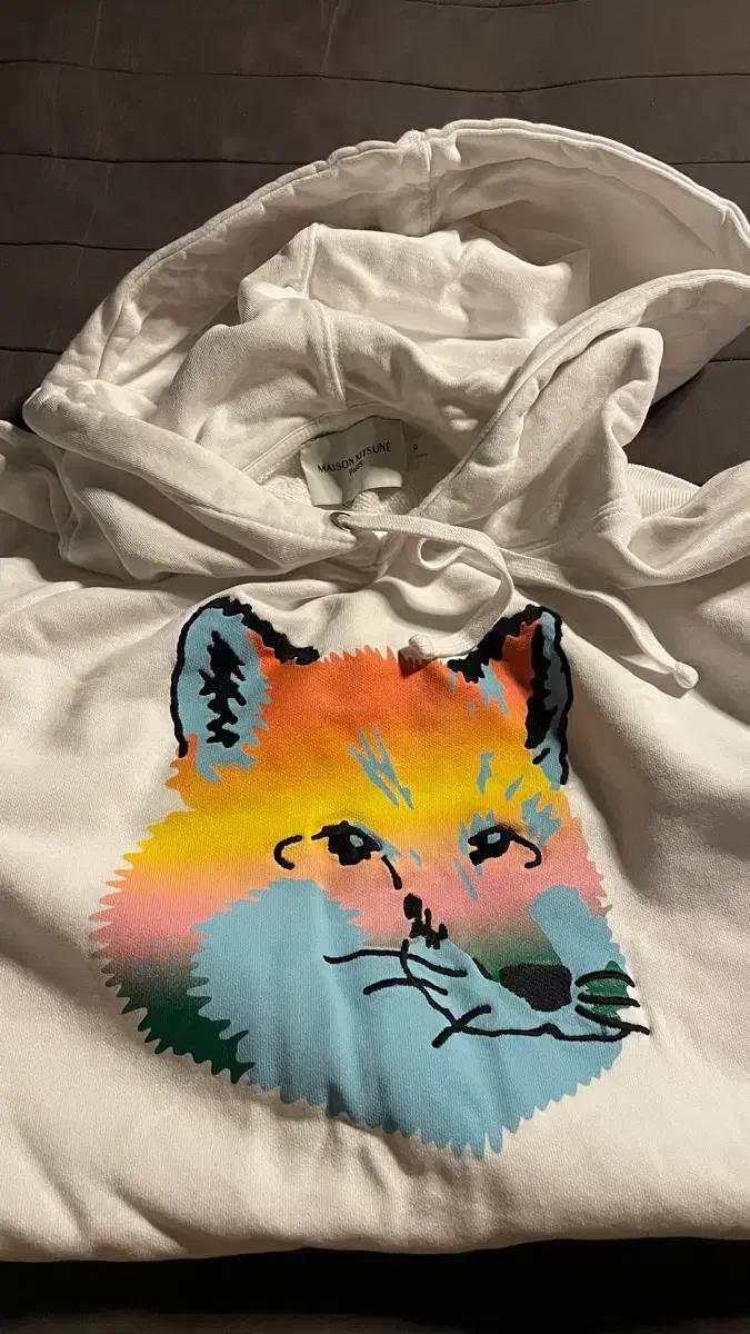 메종키츠네 폭스 헤드 화이트 바이브런스 후드티