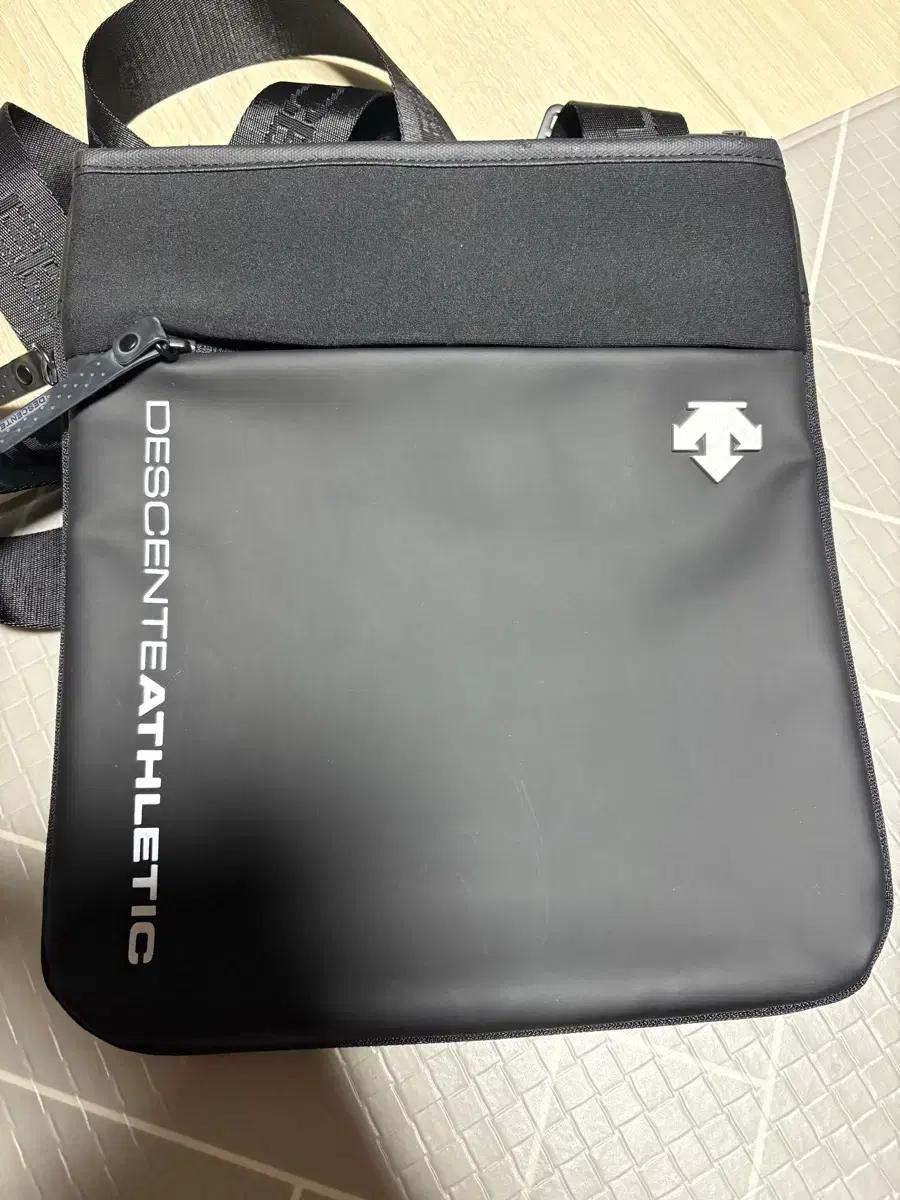 데상트 크로스백