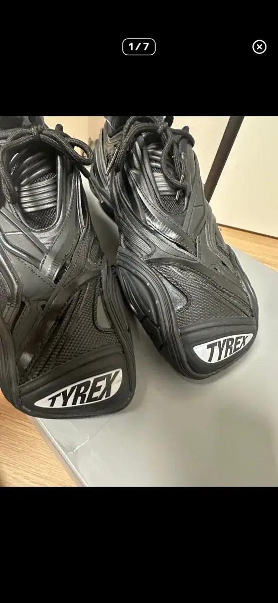 발렌시아가 Tyrex 블랙 스니커즈