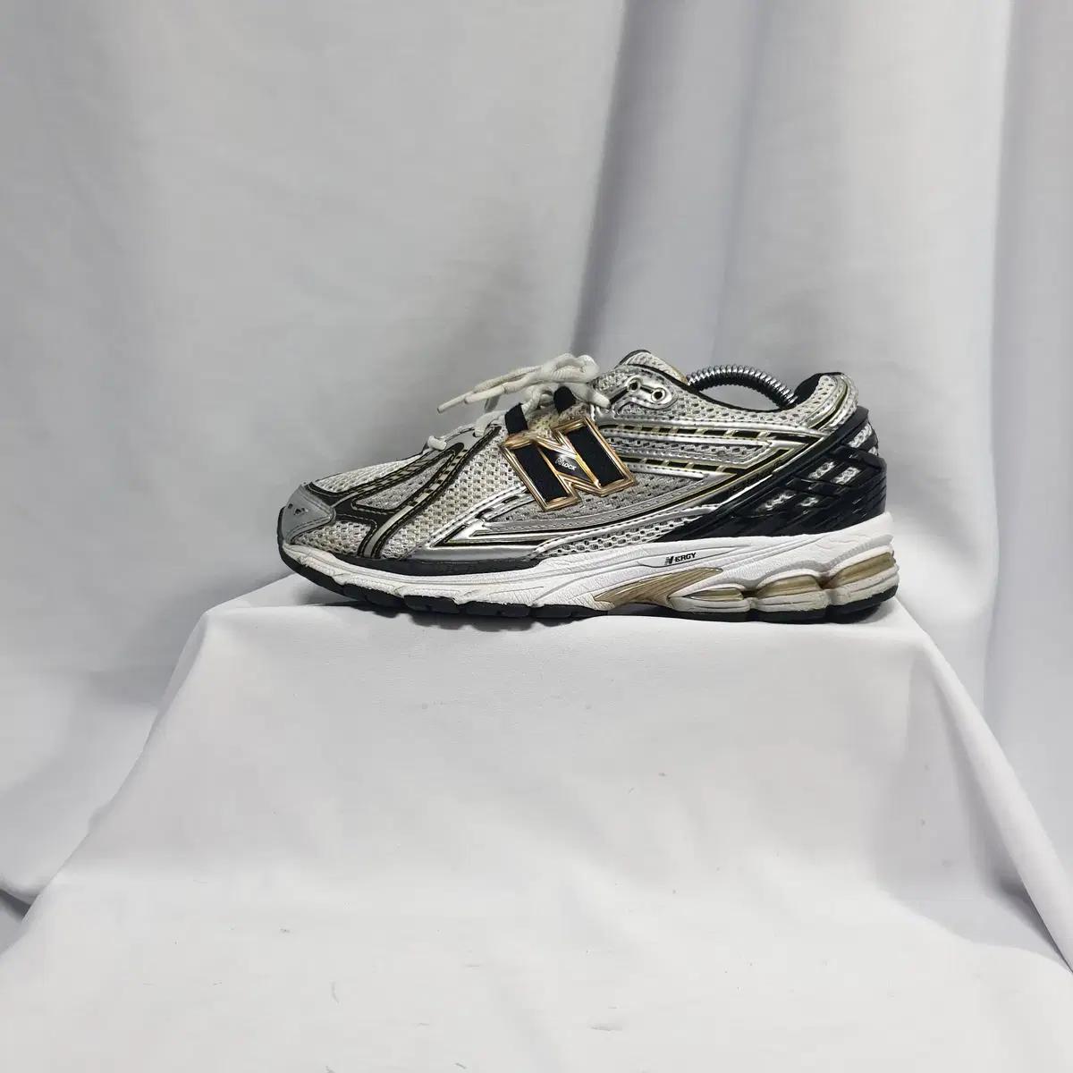 빈티지하서 240 뉴발란스 1906R 메탈릭 골드 스니커즈