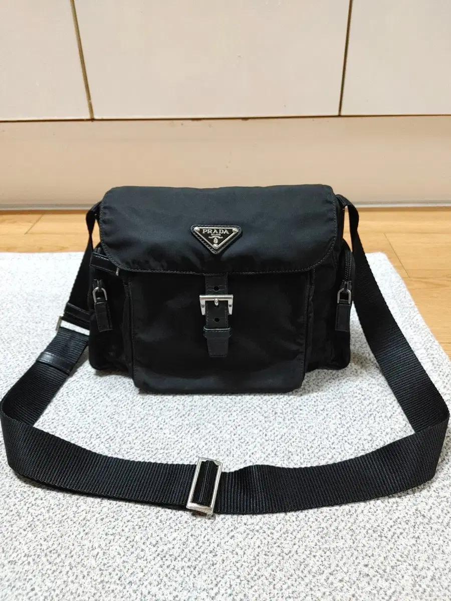 정품 프라다 테수토 나일론 바이커 모터백 크로스백