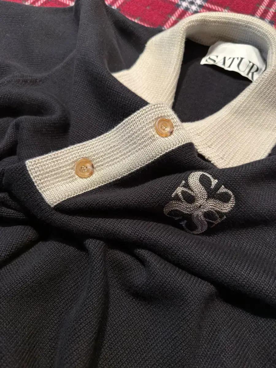 SATUR 배색 자수 니트 반팔
