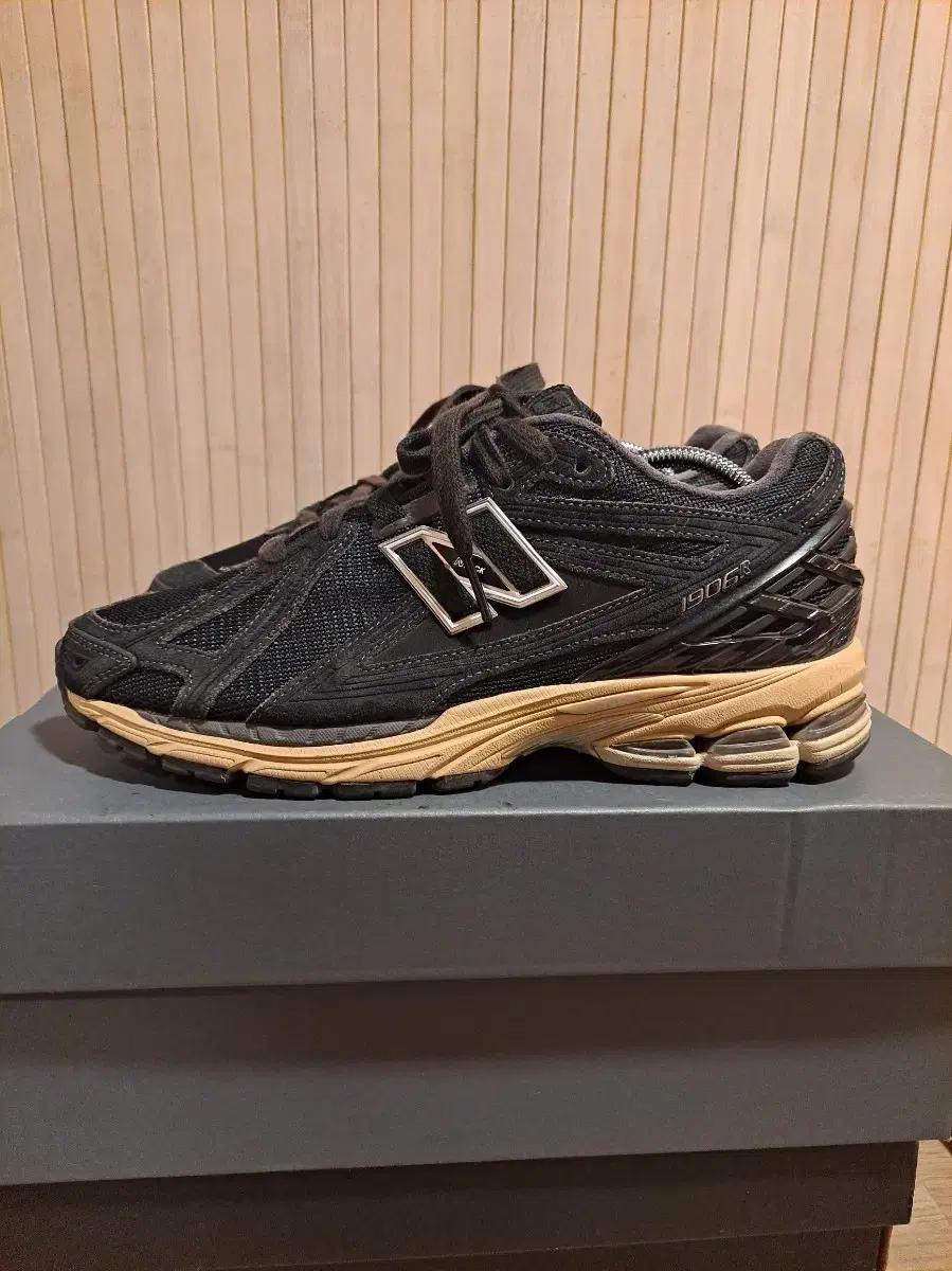 뉴발란스 1906R 블랙 스니커즈 265사이즈