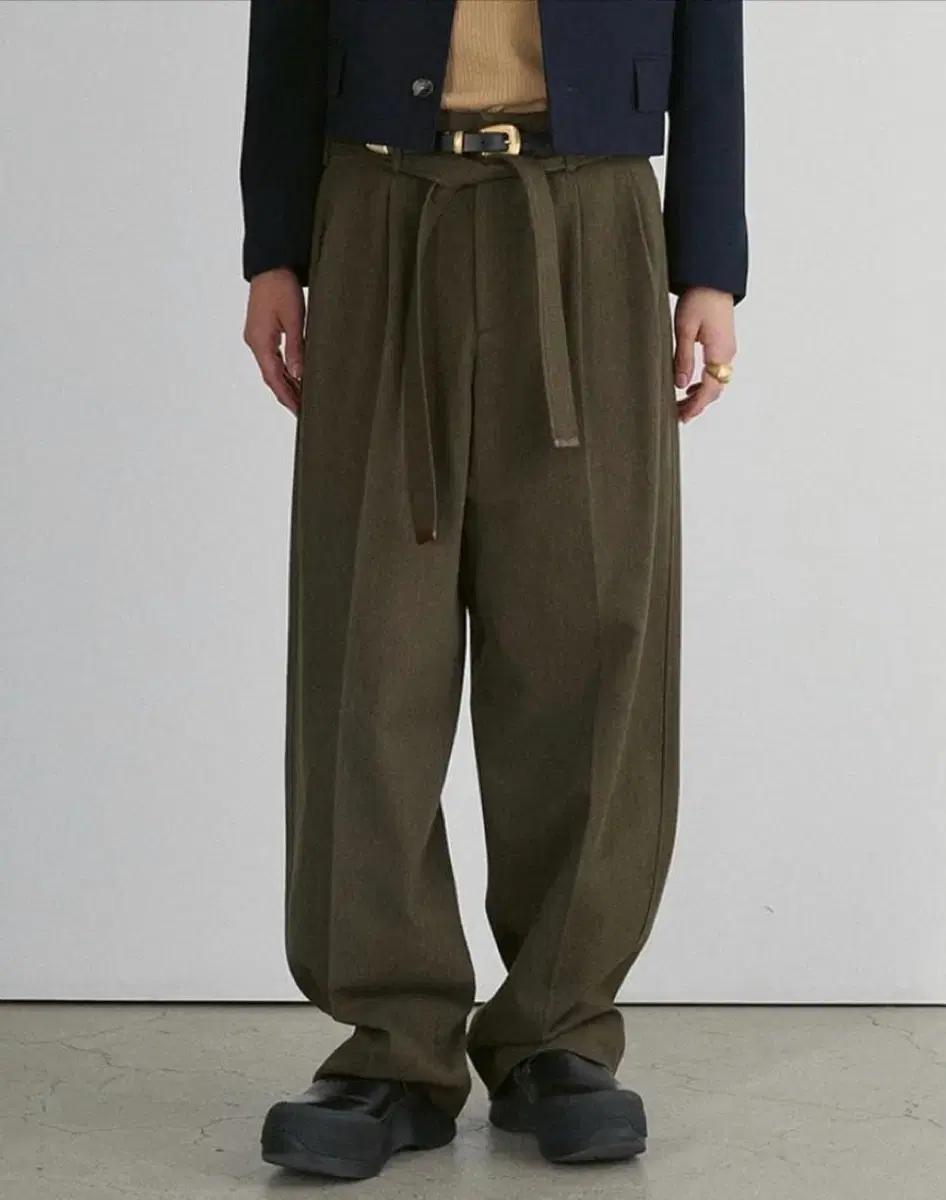 렉토 24FW 벨트 디테일 하이웨스트 팬츠 카키 S 사이즈