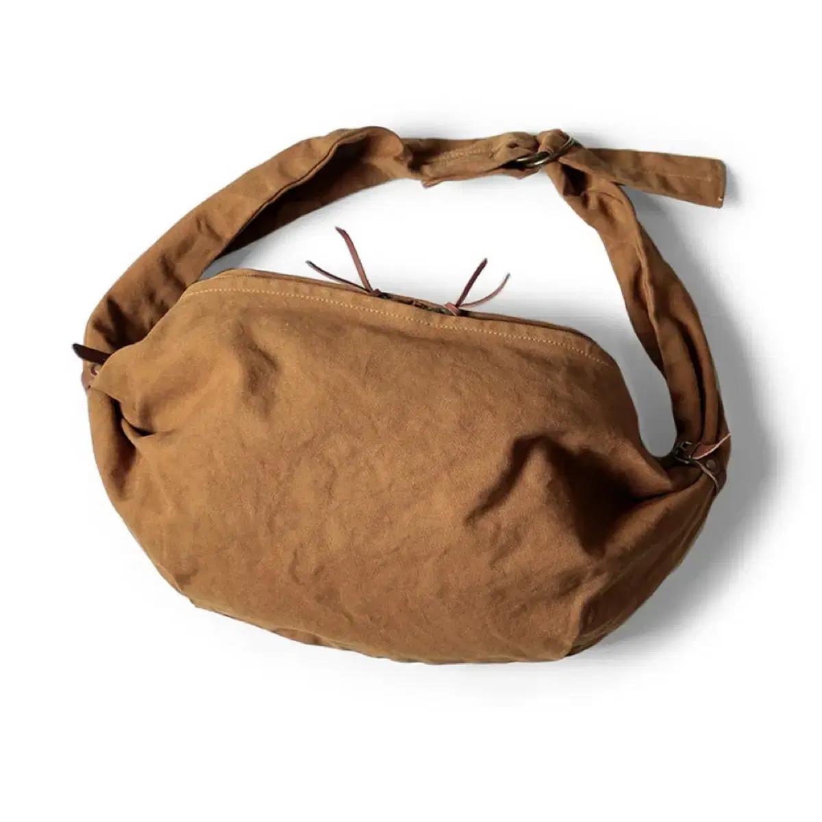 캐피탈 No. 6 캔버스 스너프킨 백