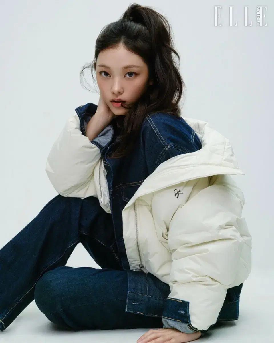 뉴진스 해린 패딩 캘빈클라인 진 화이트 볼륨 넥 크롭 다운 푸퍼