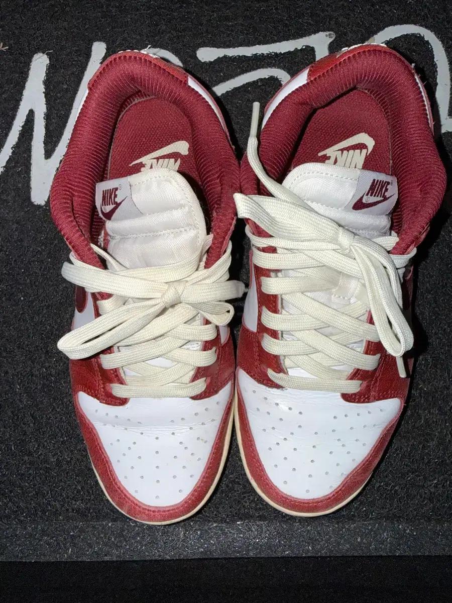 (W) 나이키 덩크 로우 레트로 프리미엄 팀 레드 앤 화이트 245