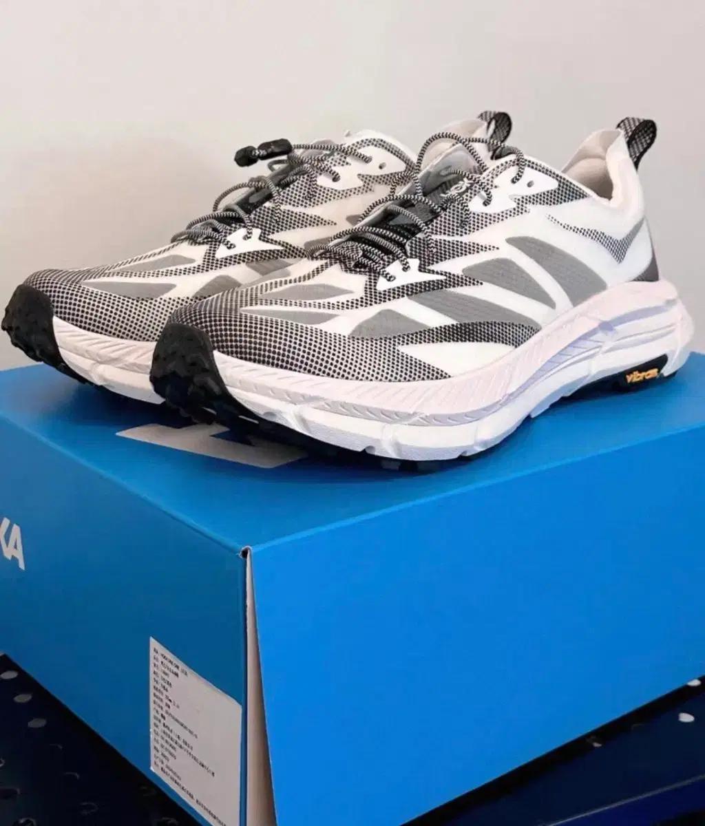 Hoka 호카 런닝화 화이트/블랙 270