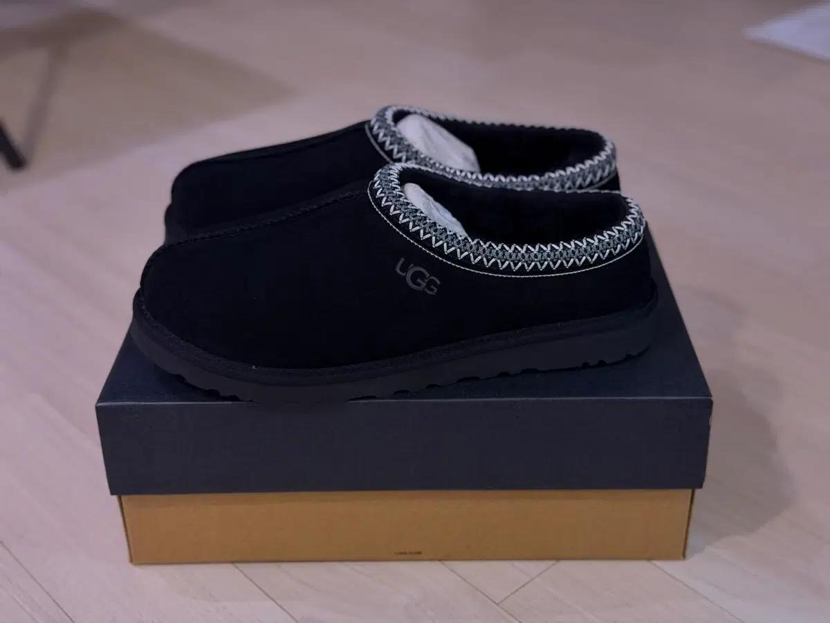 어그 타스만 2 블랙 270 (US9)