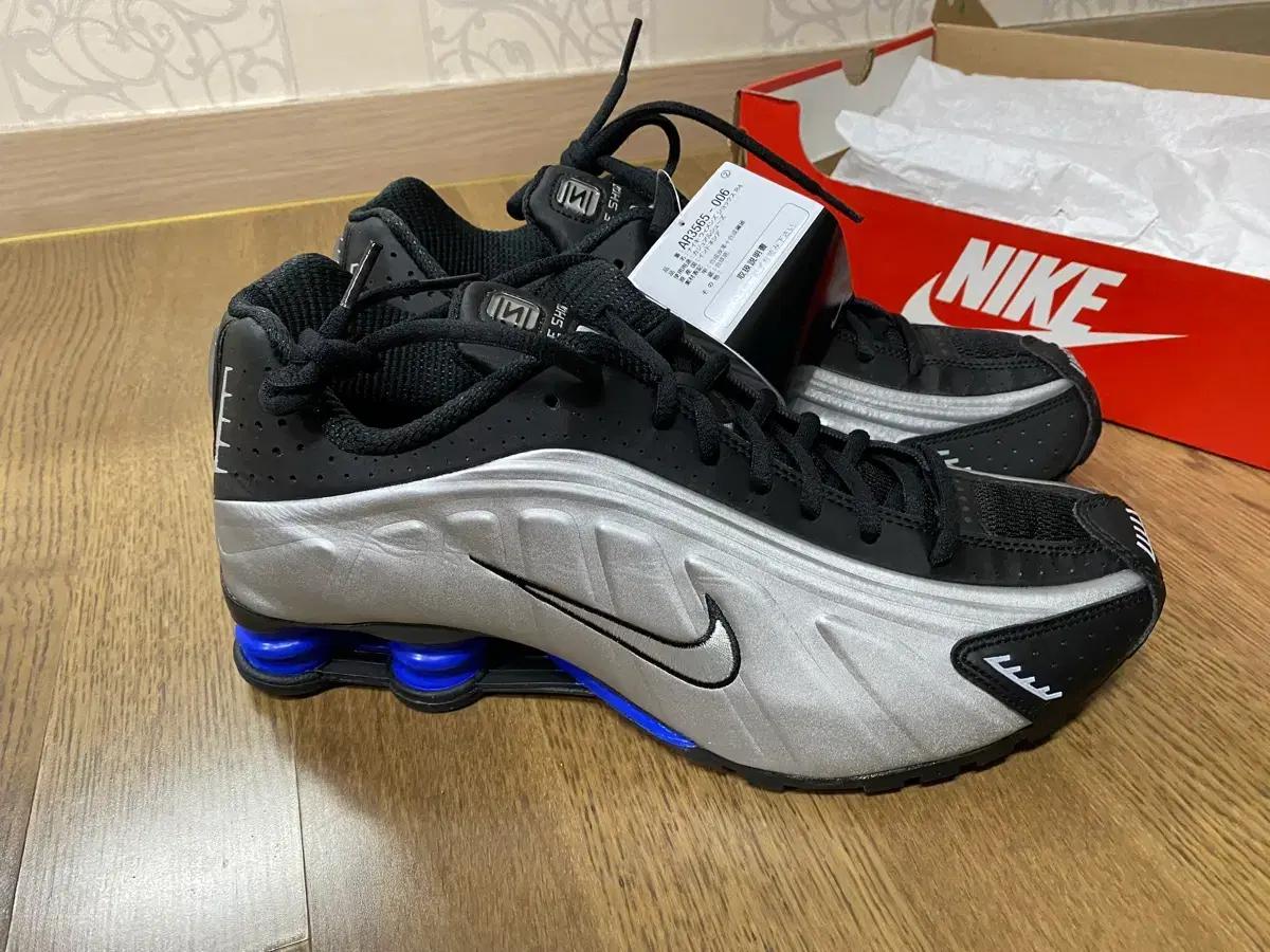 나이키 샥스 R4 메탈릭 실버 앤 블랙 285 (w) 새상품