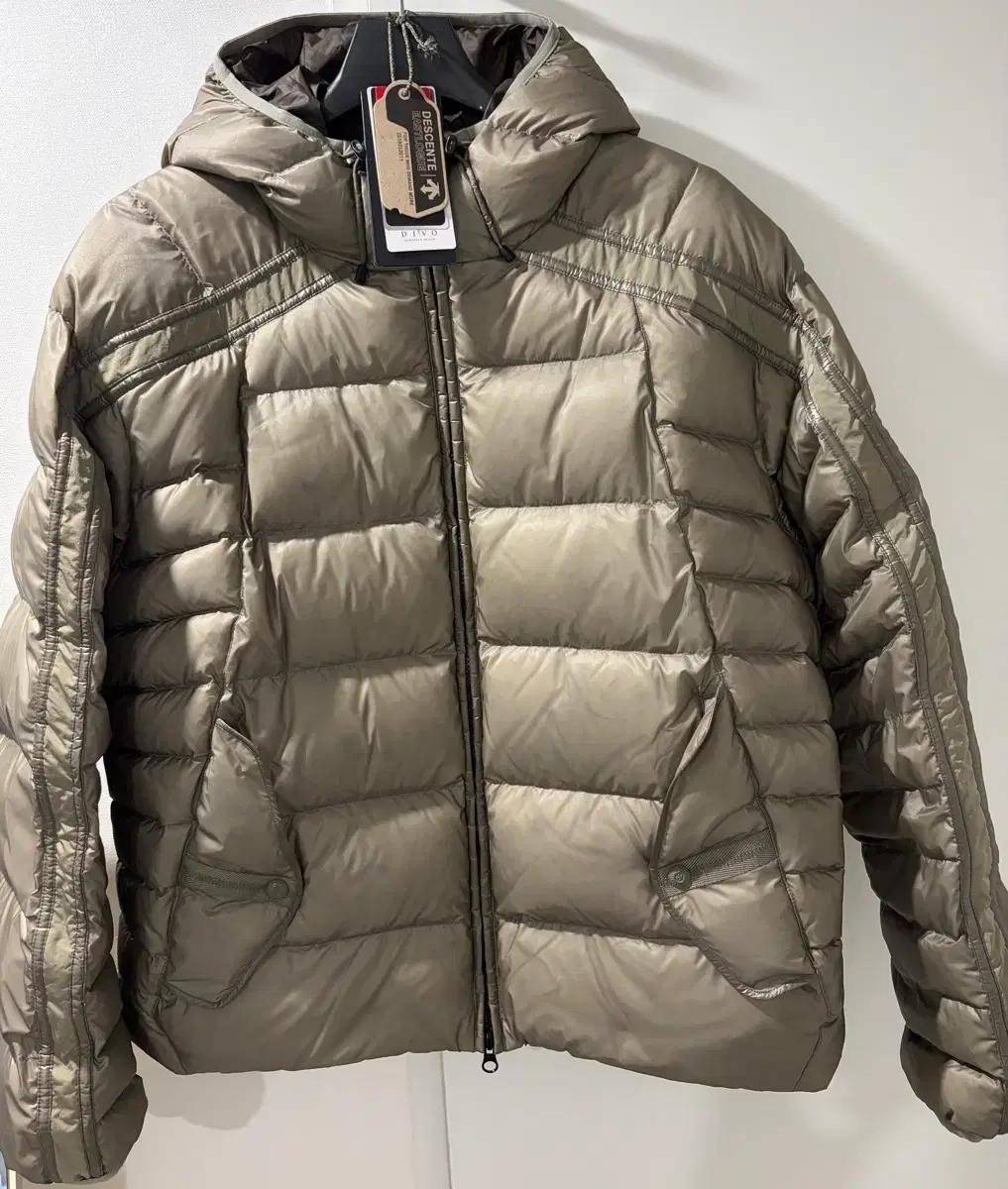 이스트로그 데상트 중경량 다운패딩 샌드베이지 105사이즈