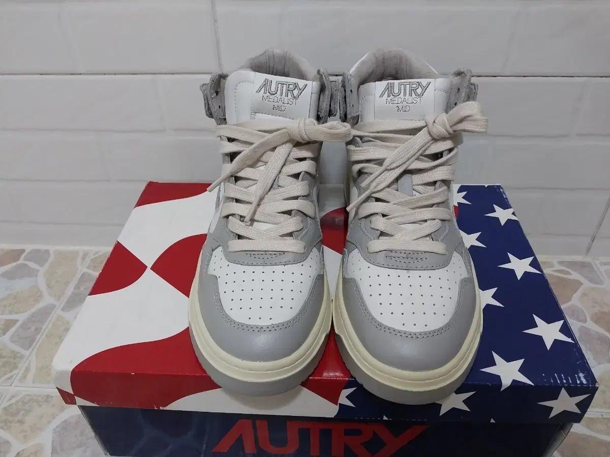 오트리 메달리스트 미드 스니커즈245 새제품.