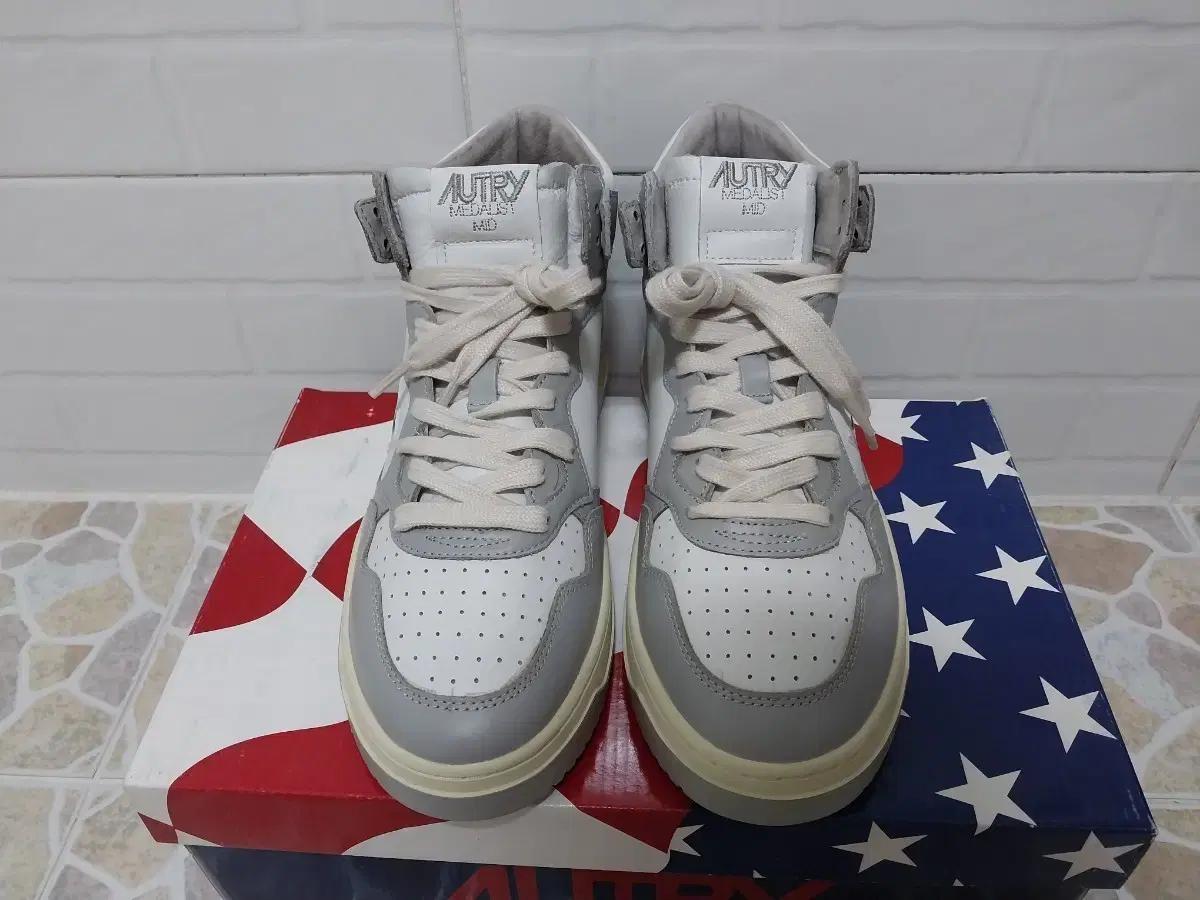 오트리 메달리스트 미드 스니커즈 (255)새상품