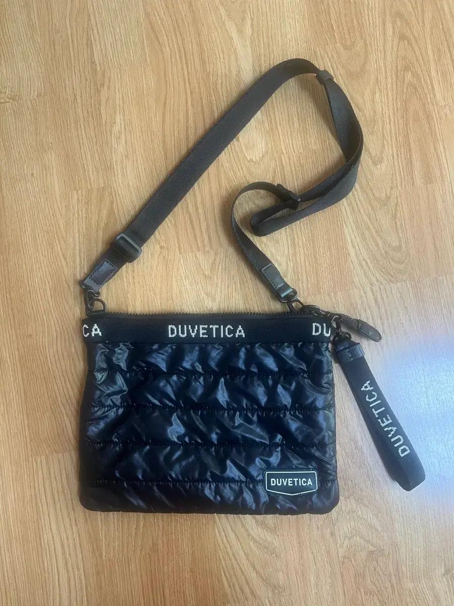 듀베티카 블랙 퀼팅 크로스백