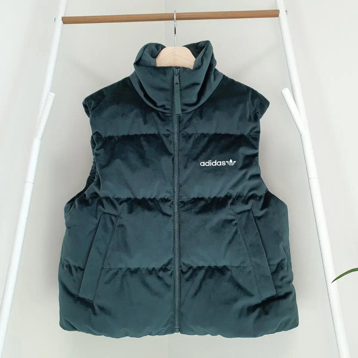 아디다스 리젠벨벳 다운 패딩조끼