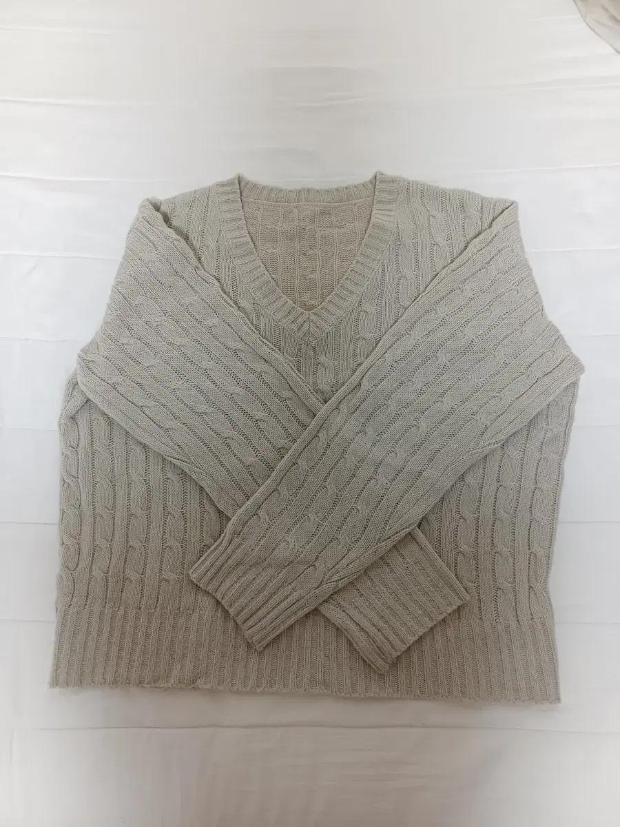 아이보리 브이넥 케이블 니트 스웨터