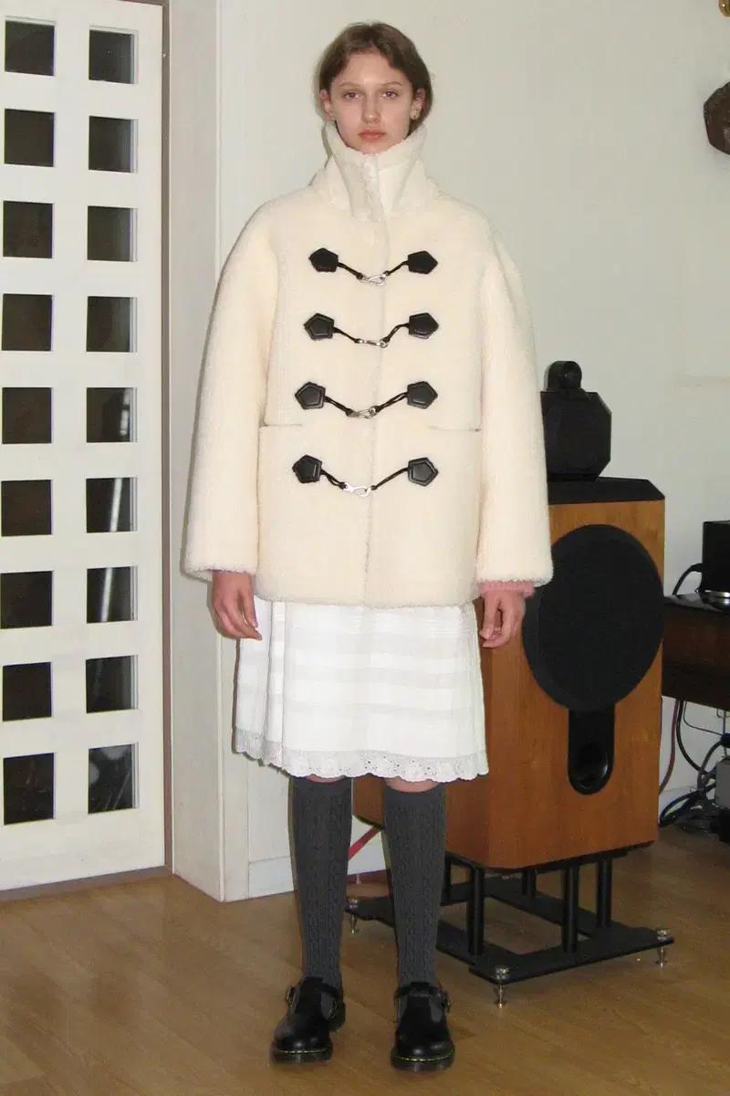 시눈 오버핏 무스탕 코트 아이보리