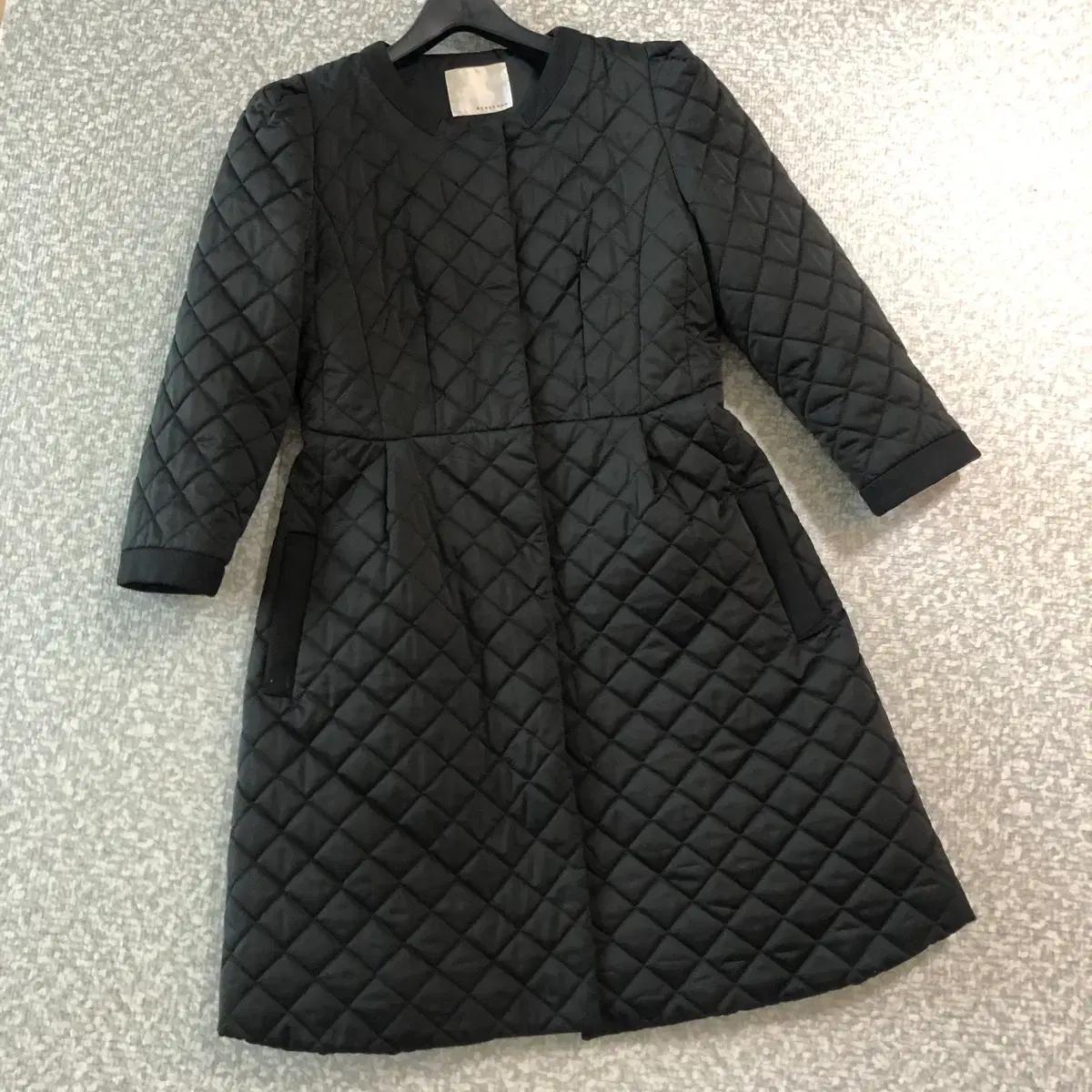 레니본 원피스형 퀼팅 누빔 A라인 플레어 자켓 경량 패딩 점퍼 결혼식